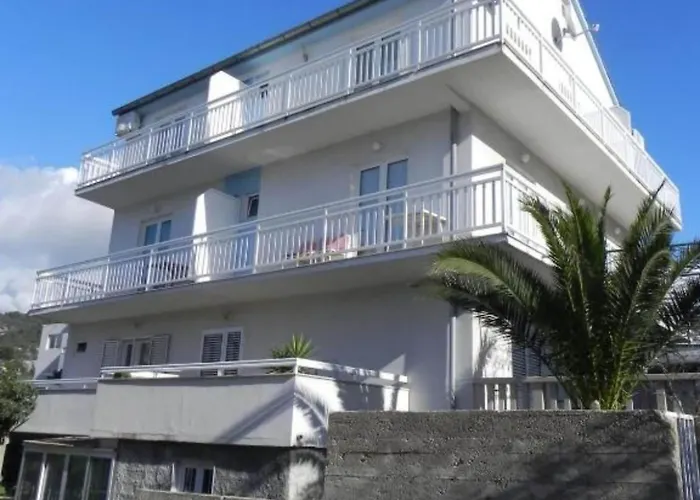 Trogrli - With Balcony And Sea View شقة هفار