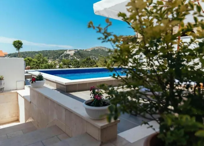 Trogrli - With Balcony And Sea View شقة